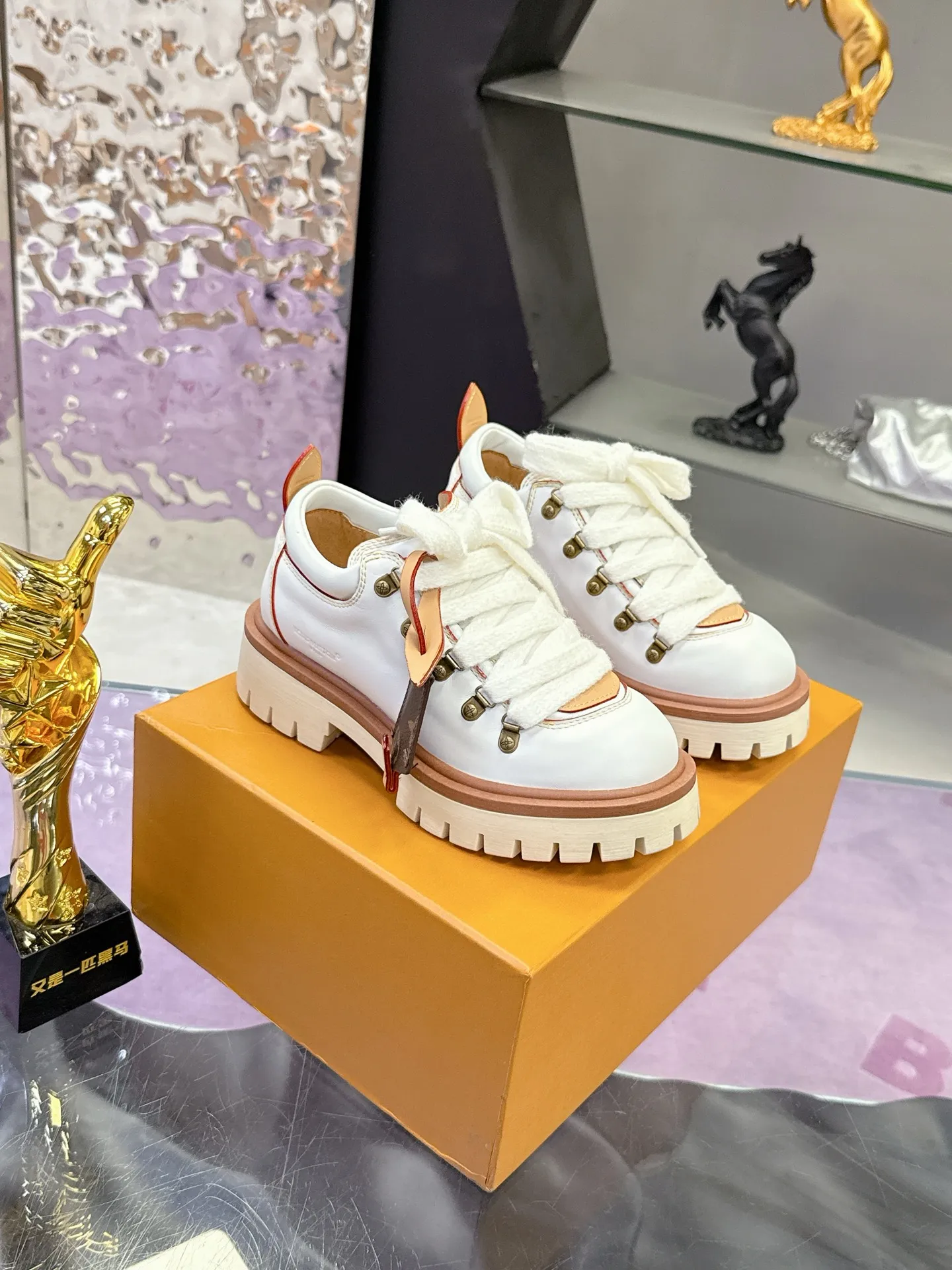 Factory price: 700💰 LV | Louis Vuitton 🧡💚2025 autumn and winter new style, top version ⚠️ The counter features the latest LV REMIX lace-up mountaineering derby shoes, new hard goods 🆕 ❥BS purchasing level! Full of high-end feel! A popular model among bloggers at home and abroad, it’s retro and fashionable, and looks stunning on your feet! Mainly recommended model on the official website★ ▪️Upper: top-quality first-layer cowhide ▪️Inner lining: imported sheepskin ▪️Outsole: original molded T men's shoes 💰U anti-slip outsole ▪️Sole height: 3.5cm ▪️Shoe size: Female 35-41 (41 customized, non-refundable) Male 39-45 (46 customized, non-refundable)